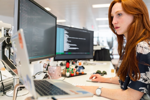 How an Online MBA in Information Technology Supports Career Growth in Tech